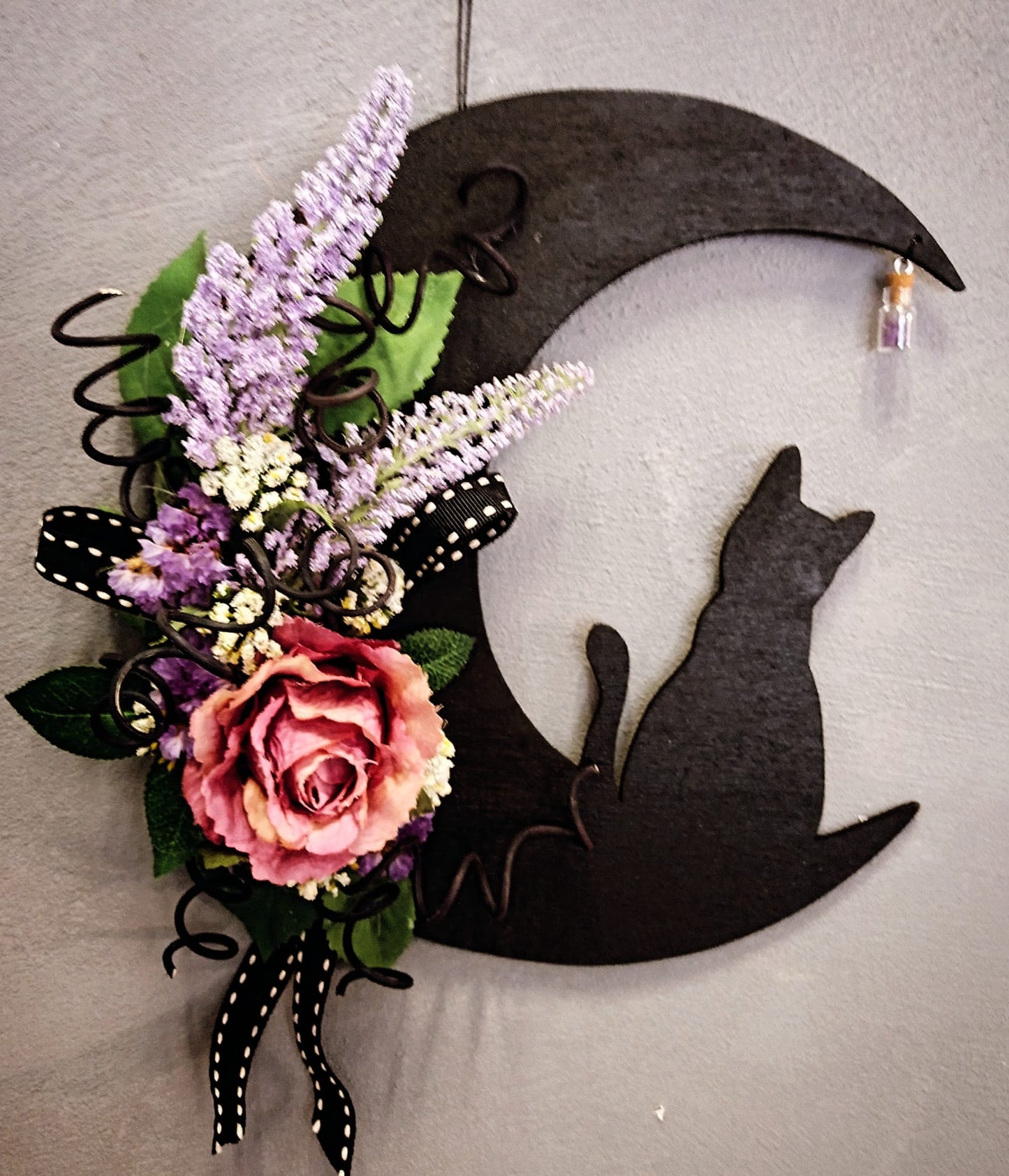 Luna nera con gatto in legno