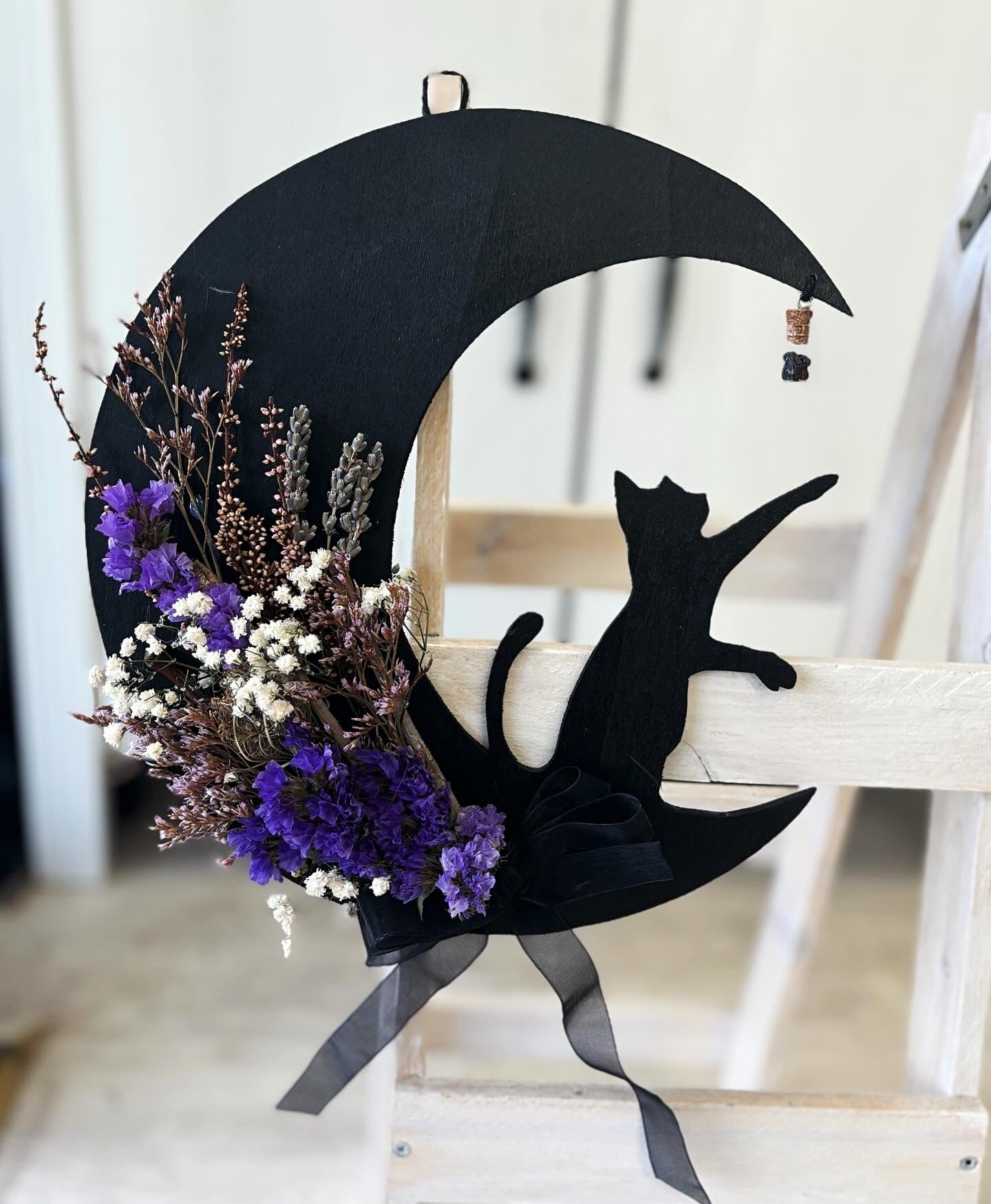 Luna nera con gatto in legno