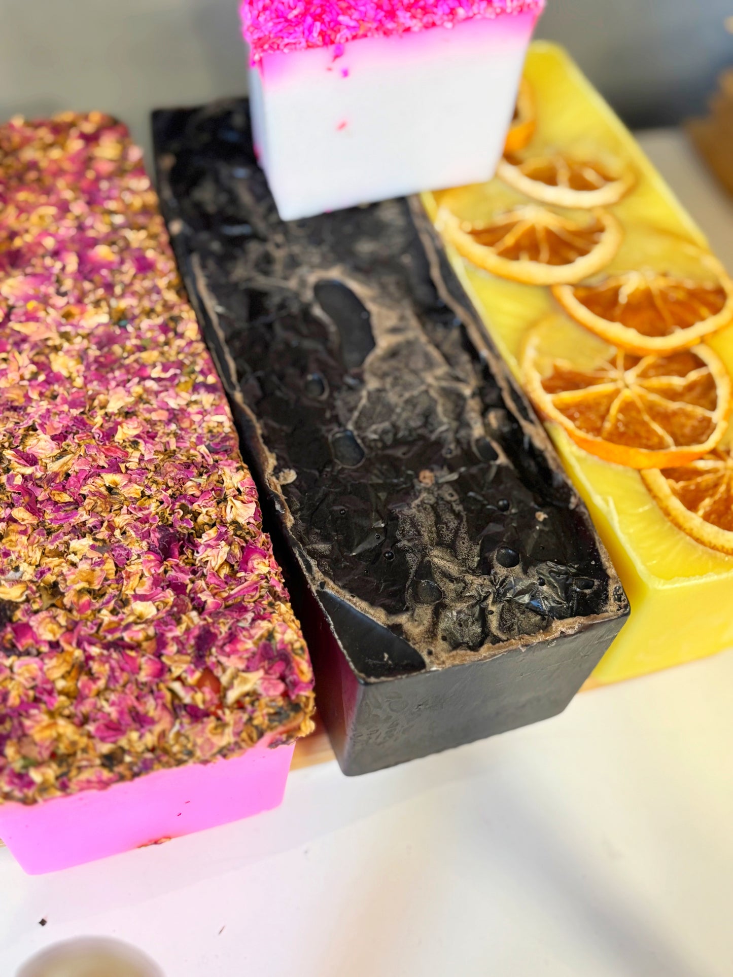 Sapone biologico a taglio con fiori e olii essenziali