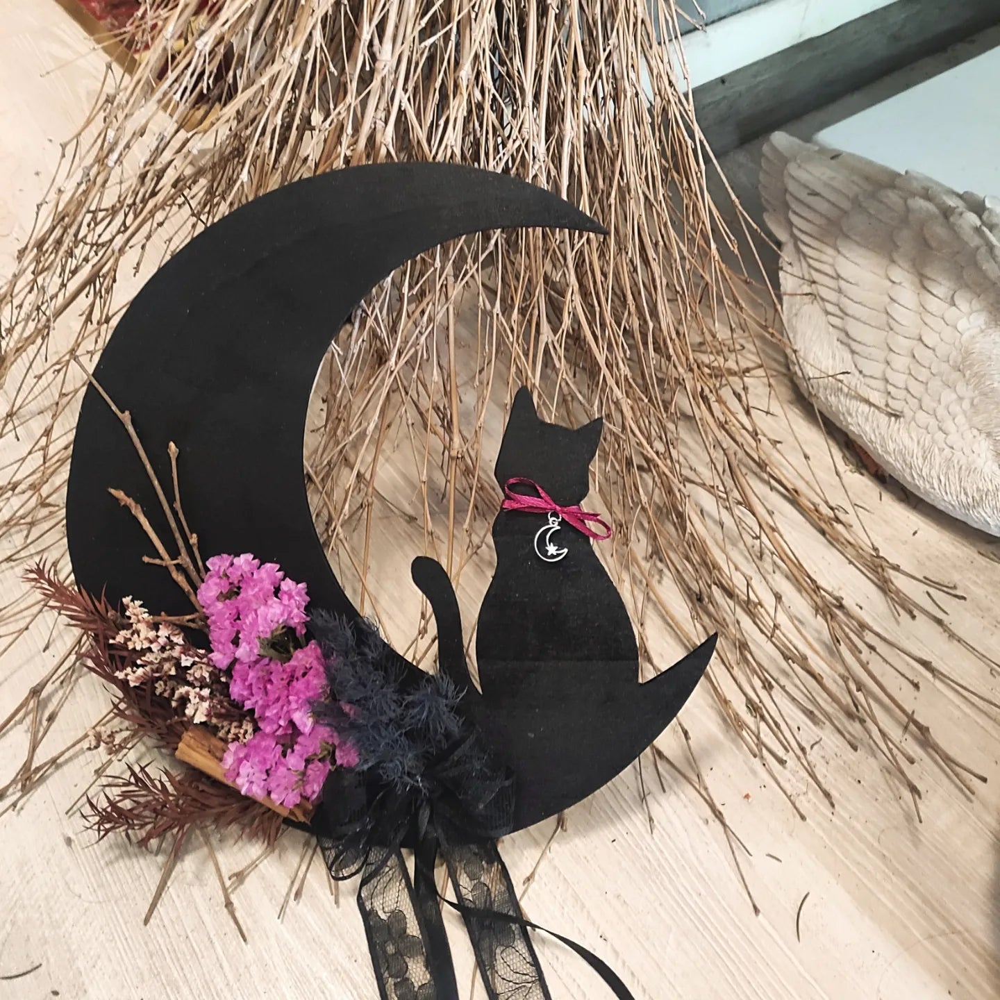 Luna nera con gatto in legno