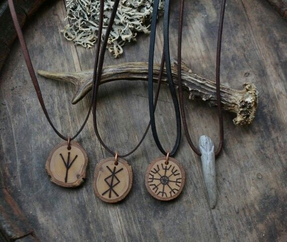 Simboli runici su legno